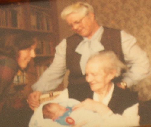 4 GENERATIES : JEANNE WILLY JEANNETTE & JAN WILLEM