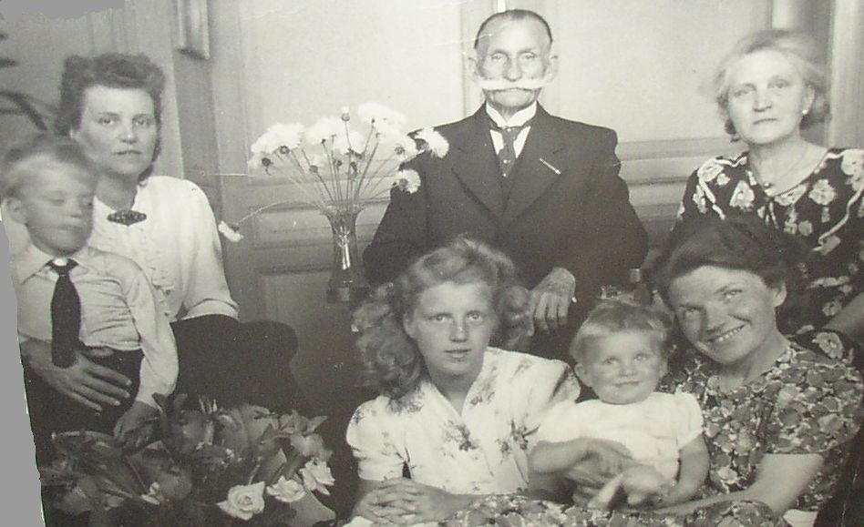 KLAZIEN & dochter RECHTSONDER op de foto